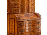 un bureau ancien en bois avec des tiroirs montés sur roulettes