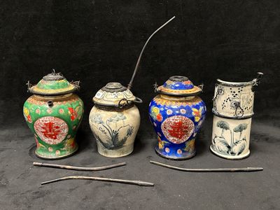 Plusieurs types de vases sont alignés sur un fond noir.
