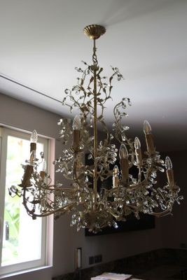 un lustre suspendu au plafond d'un salon