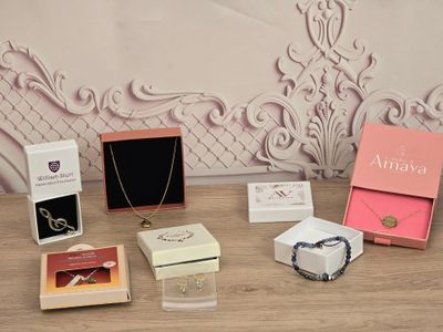une table sur laquelle sont posés un coffret, un collier, un bracelet, une bague et d'autres objets