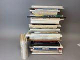 plusieurs livres empilés sur une table