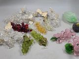 de nombreuses perles de verre de différentes couleurs sur un fond blanc