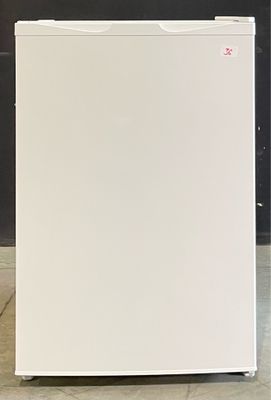 une photo d'un petit réfrigérateur blanc dans une cuisine