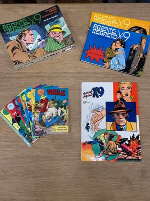 de nombreuses bandes dessinées sur la table et un livre sur la table