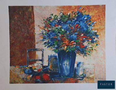 un tableau représentant un vase bleu contenant des fleurs