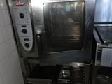 un four argenté posé dans un coin de la cuisine