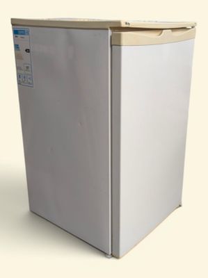 une photo d'un petit réfrigérateur blanc sur fond blanc
