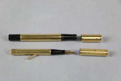 deux stylos assis l'un à côté de l'autre sur une surface blanche
