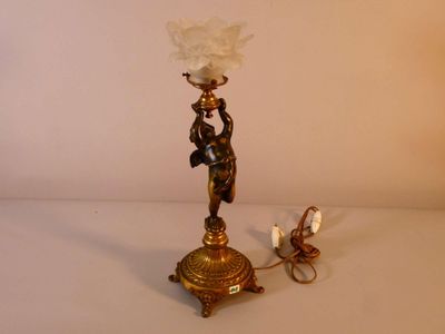 une lampe posée sur une table à côté d'une bougie