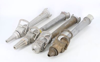 Lot de quatre lances à incendie de sapeurs pompiers