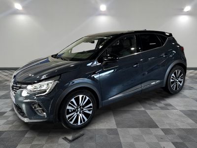 un 4x4 bleu garé dans une pièce au sol en damier