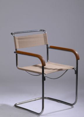 une image représentant une chaise avec une assise en bois et un piètement en métal