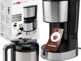 un gros plan sur une cafetière et une boîte de café