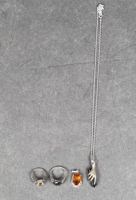Lot de bijoux en argent comprenant : 2 bagues, 1 pendentif e…