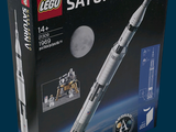 une boîte contenant une maquette de la fusée Saturn V