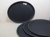 trois assiettes noires posées les unes à côté des autres sur une table