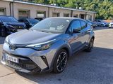 La Toyota C-HR est garée devant un immeuble