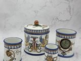 quatre pièces de poterie bleue et blanche ornées de motifs