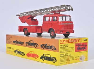 un camion jouet rouge avec une échelle sur le toit