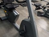 une rangée de vélos d'appartement dans une salle de sport