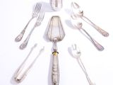 de nombreuses cuillères et fourchettes en argent disposées en cercle