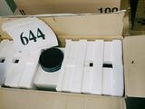 une boîte en carton contenant de nombreuses boîtes blanches