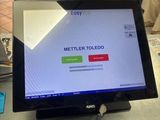 une tablette posée sur une table dans un restaurant