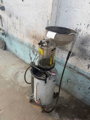 une machine posée sur le sol à côté d'un mur