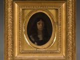 un tableau représentant une femme, dans un cadre doré, avec un col noir