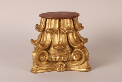 une image représentant un tabouret doré avec un assise marron