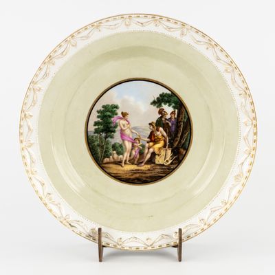 une photo d'une assiette décorée d'une peinture, posée sur un support
