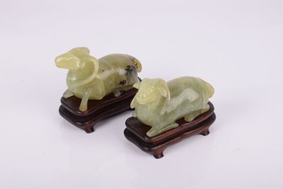 paire de figurines d'éléphants en jade vert sculpté sur un socle en bois