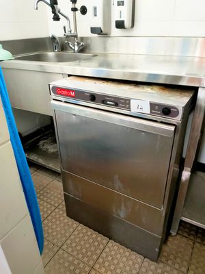 un lave-vaisselle en acier inoxydable dans une cuisine commerciale