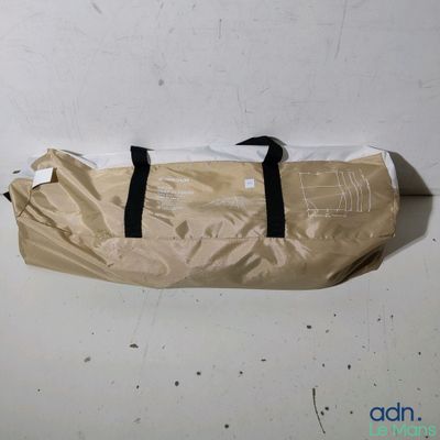 un sac posé par terre près d'un mur