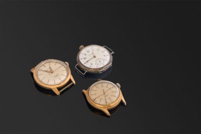 Trois montres bracelet sans bracelets dont une, primitive, e…