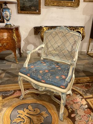 une chaise qui se trouve dans une pièce où il y a un tapis au sol