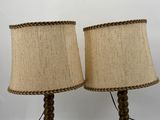 paire de lampes de table anciennes en laiton avec des abat-jours en burlock
