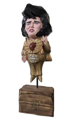 figurine d'Elvis Presley posée sur une boîte en bois munie d'une horloge