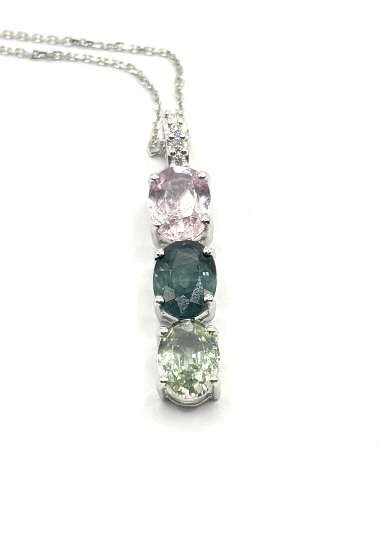 Pendentif « trilogie » et chaîne maille forçat diamantée en or blanc 18K 750/1000, poinçon « tête d'aigle », orné de ...