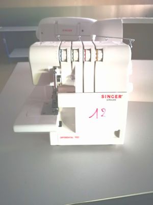 MACHINE A COUDRE SINGER ULTRALOC