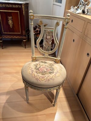 Suite de 6 chaises de salle à manger en hêtre laqué, l'assise tambour, - Photo 1