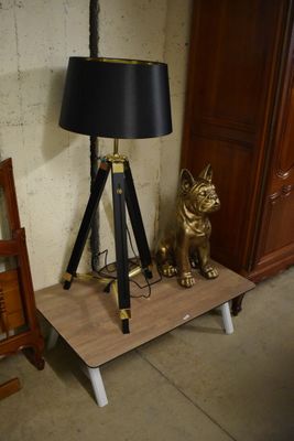 une lampe posée sur une table à côté d'une lampe