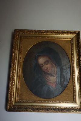 un tableau représentant une femme voilée, accroché au mur