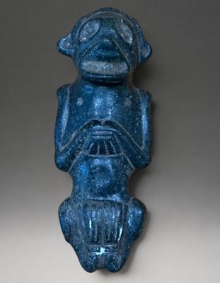une image représentant une figurine en pierre bleue avec un singe sur le dos