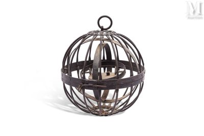 une petite boule métallique munie d'une poignée métallique, sur fond blanc