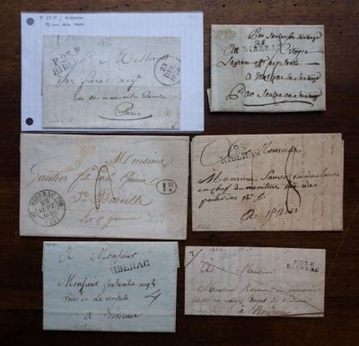 quelques vieilles lettres et enveloppes posées sur une table en bois