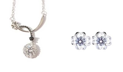 deux bijoux, dont un collier, des boucles d'oreilles et une bague