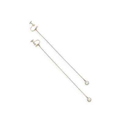 une paire de boucles d'oreilles en diamant sur fond blanc
