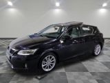 la photo d'une voiture noire garée dans un garage