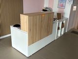 un petit comptoir d'accueil au milieu d'une pièce